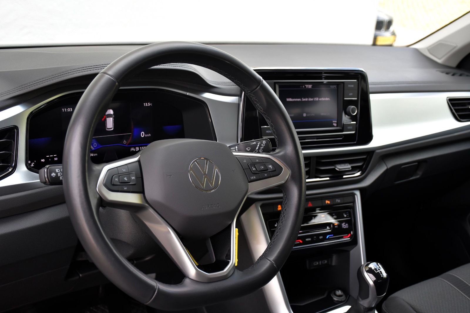 Volkswagen T-Roc Life - Samsaru's Car Outlet