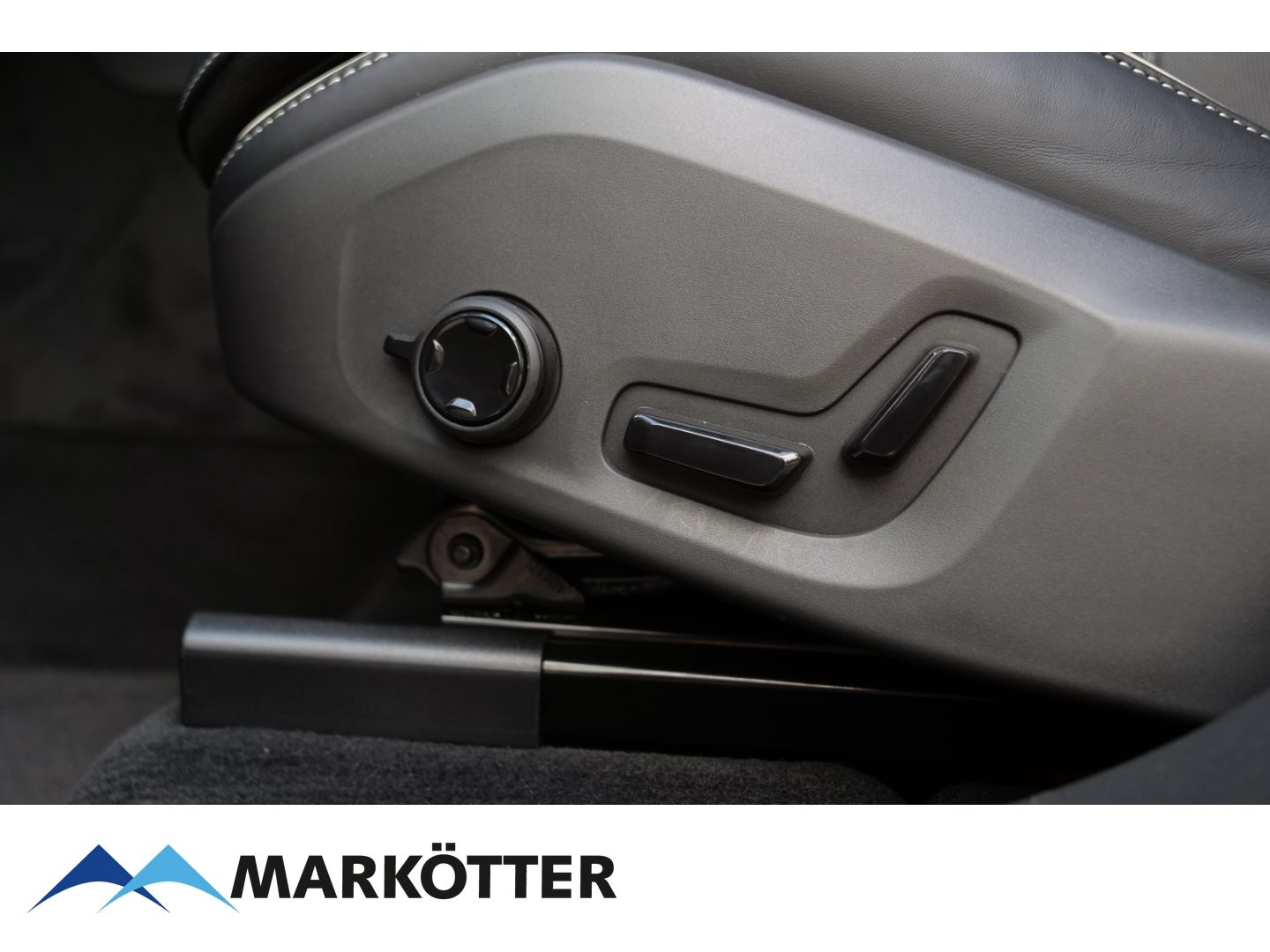 Volvo XC60 Plus Black Edition Plug-In Hybrid AWD T6 - Samsaru's Car Outlet