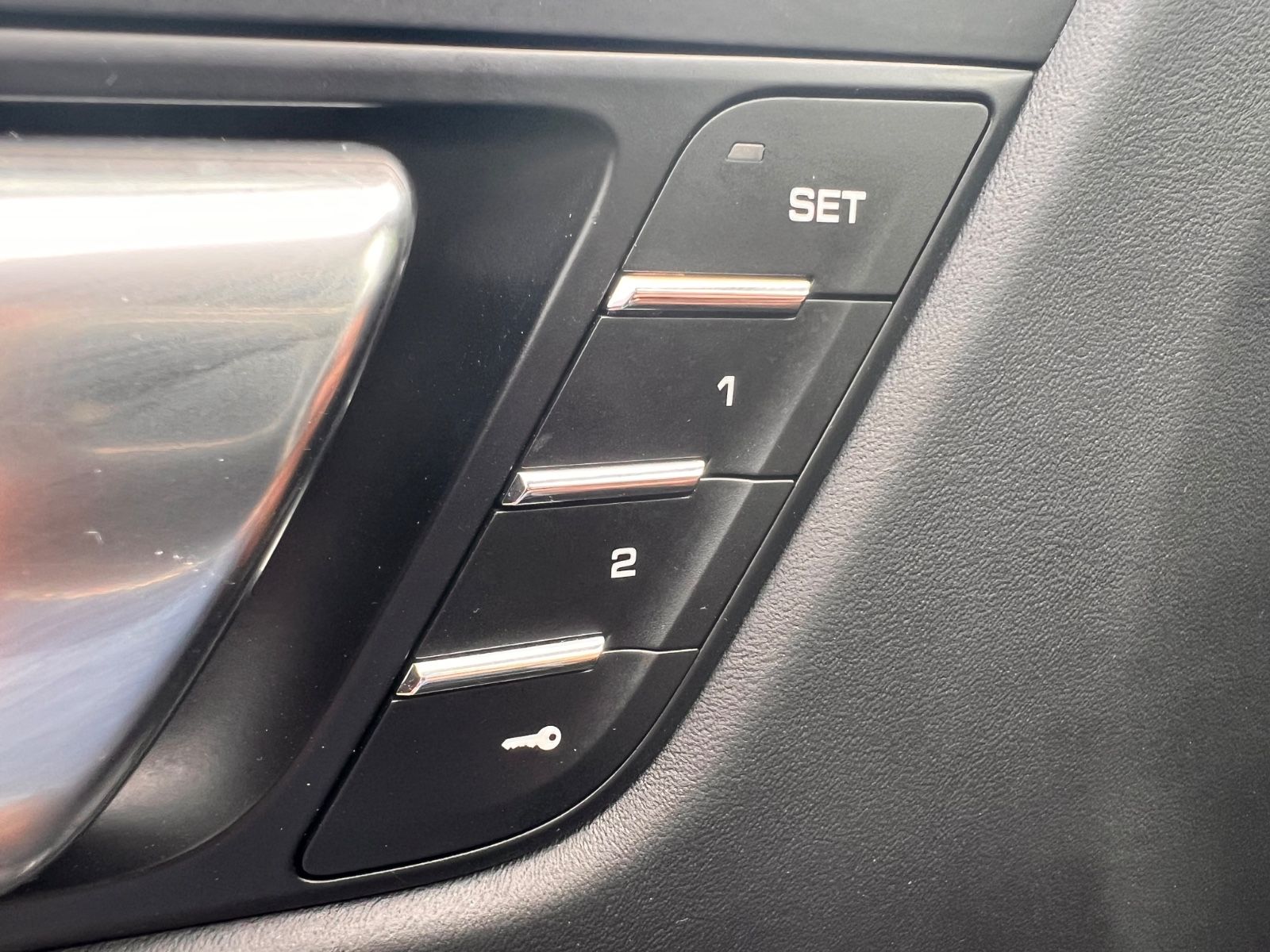 Porsche Macan III Exclusive - Samsaru's Car Outlet