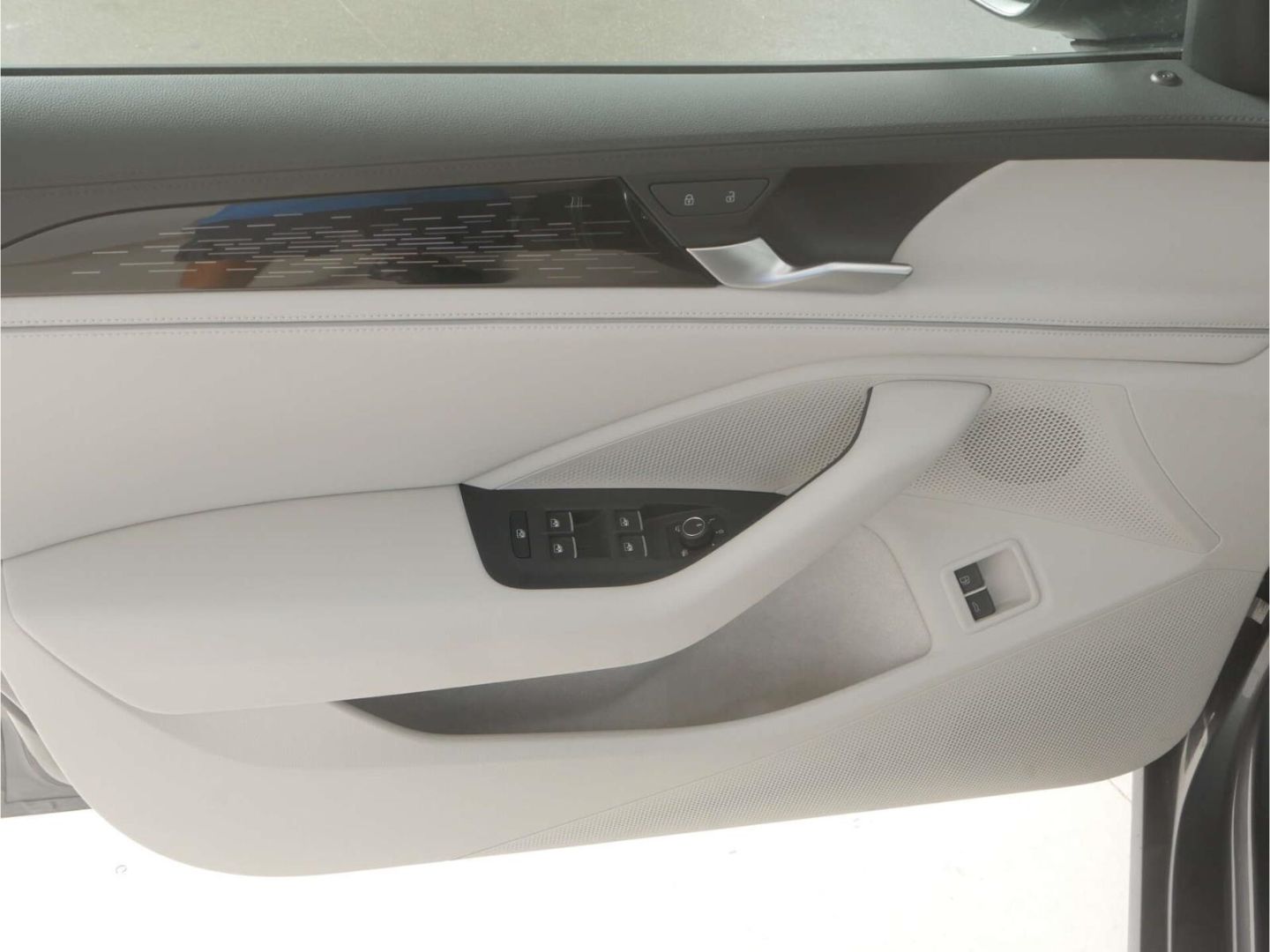 Volkswagen Passat 1.5 eHybrid Elegance DSG AHK/Leder/Matrix