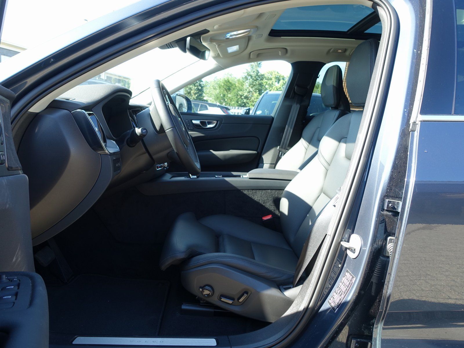 Volvo XC60 T6 AWD Plug-in Hybrid - Samsaru's Car Outlet