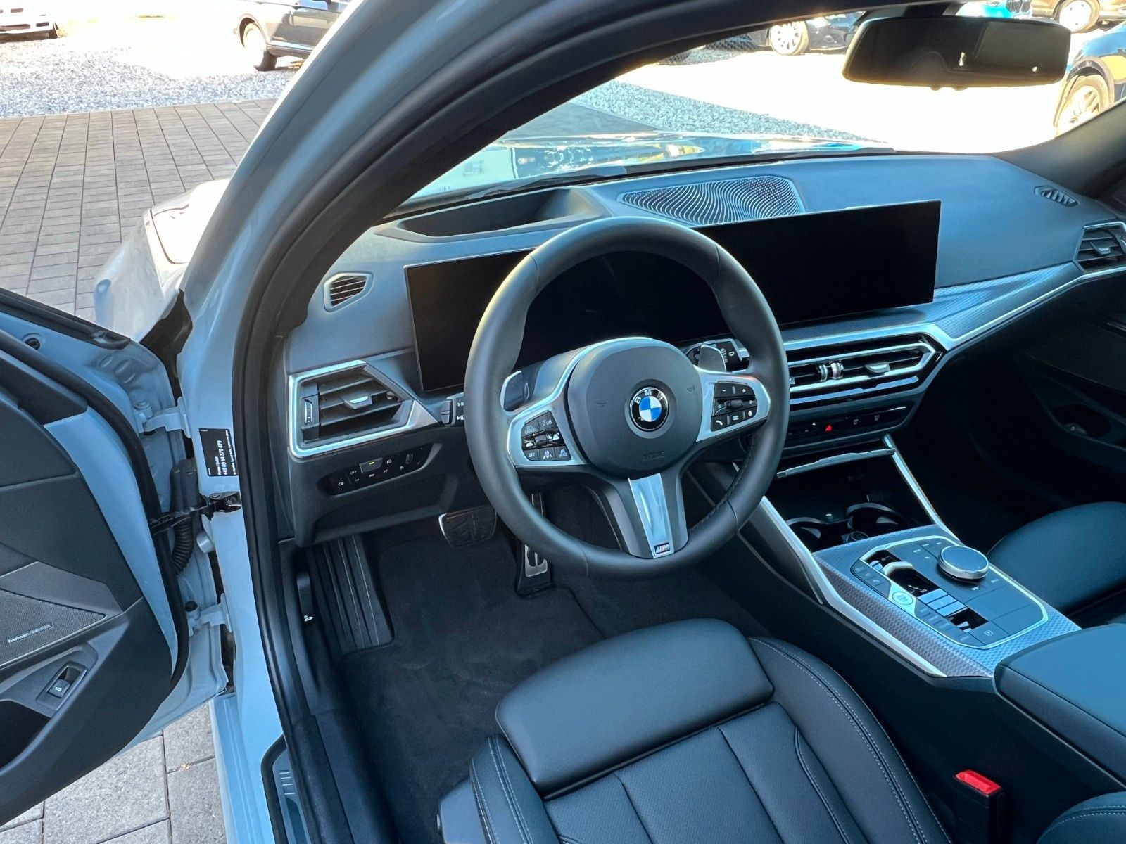 BMW 320d xDrive M Sport*360°HUD*Pano*HK*Standhzg*ACC