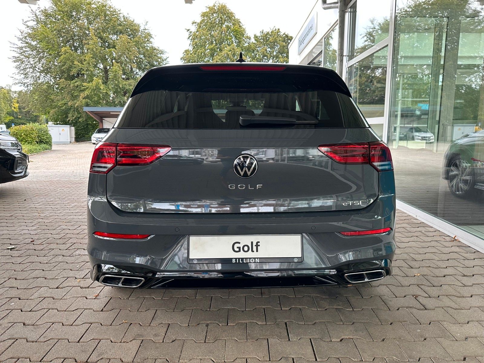 Volkswagen Golf VIII 1.5 eTSI OPF DSG R-Line - Samsaru's Car Outlet