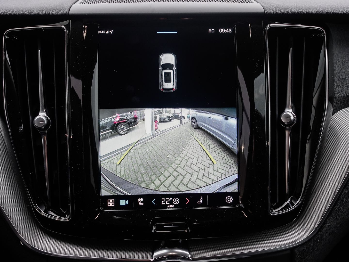 Volvo XC60 B4 Diesel Plus Bright - Samsaru's Car Outlet