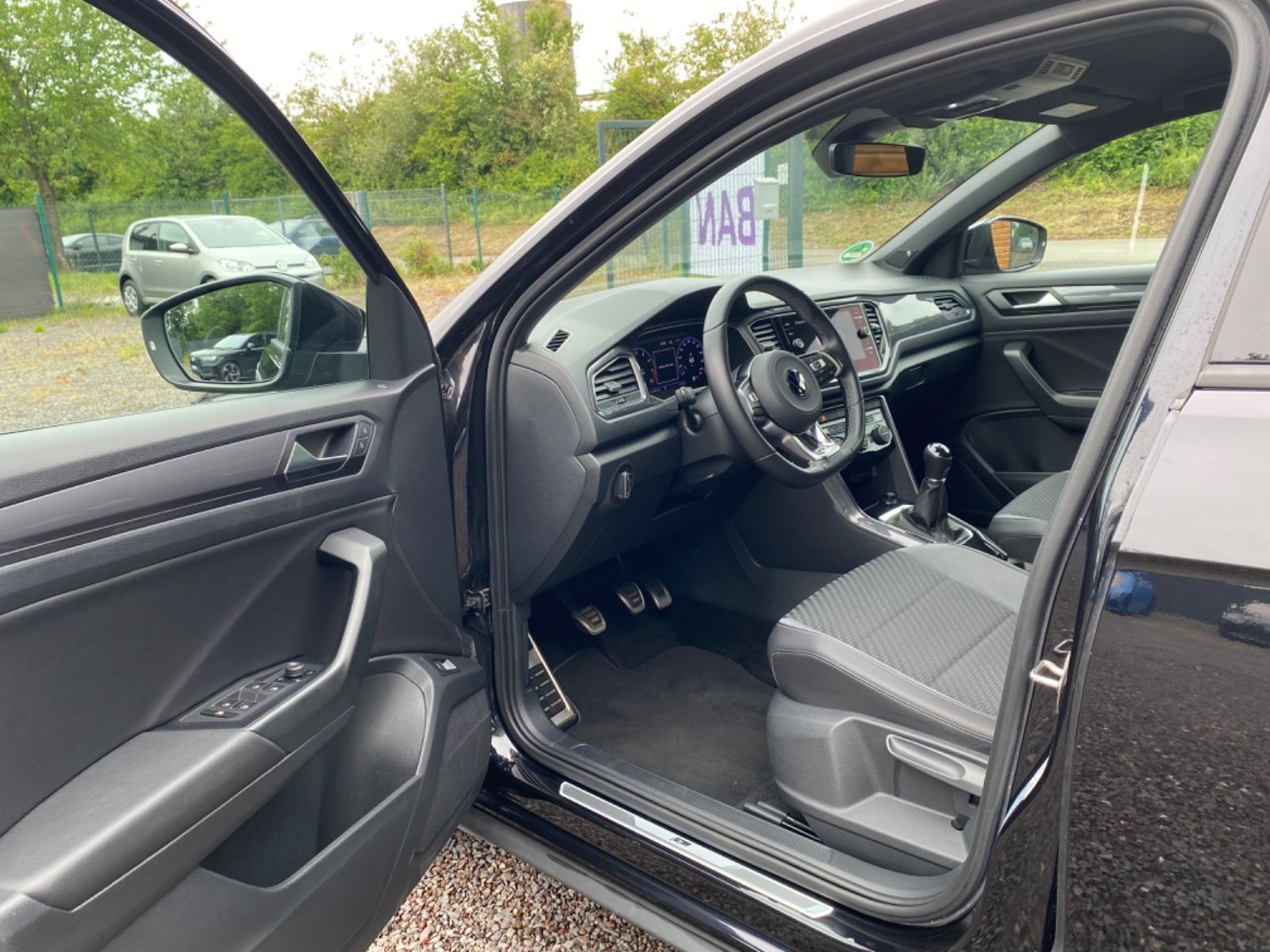 Volkswagen T-Roc 1.5 TSI R-Line - Samsaru's Car Outlet