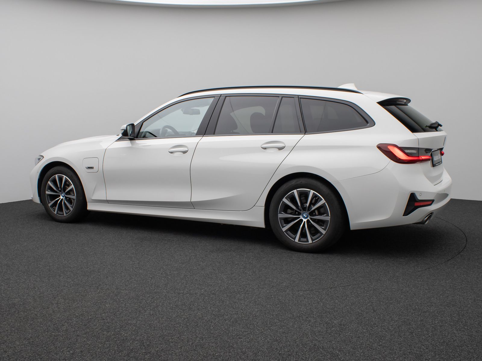 BMW 330e - Samsaru's Car Outlet