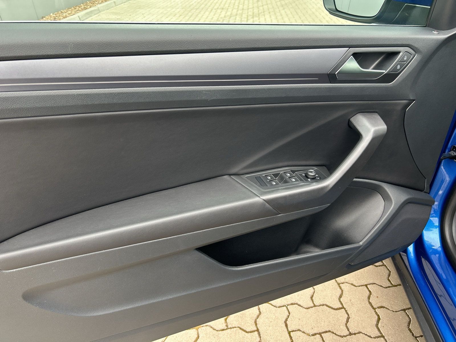 Volkswagen T-Roc R-LINE - Samsaru's Car Outlet