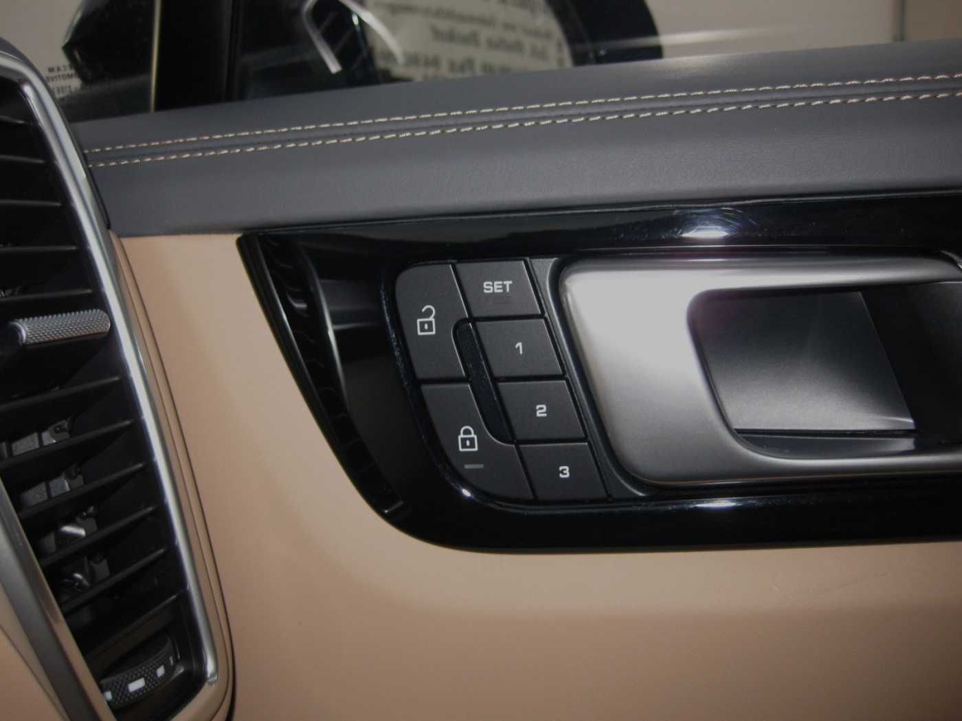 Porsche Cayenne Plug-In-Hybrid Platinum Edition 1Hand