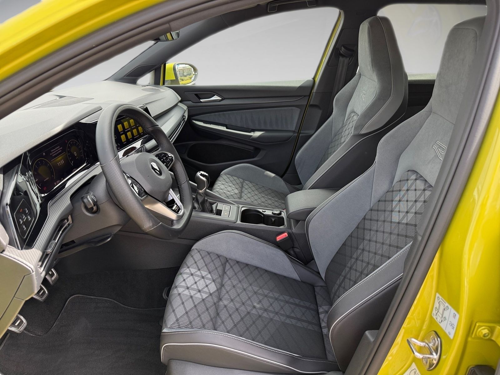 Volkswagen Golf VIII Variant 1.5 TSI R-Line - Samsaru's Car Outlet