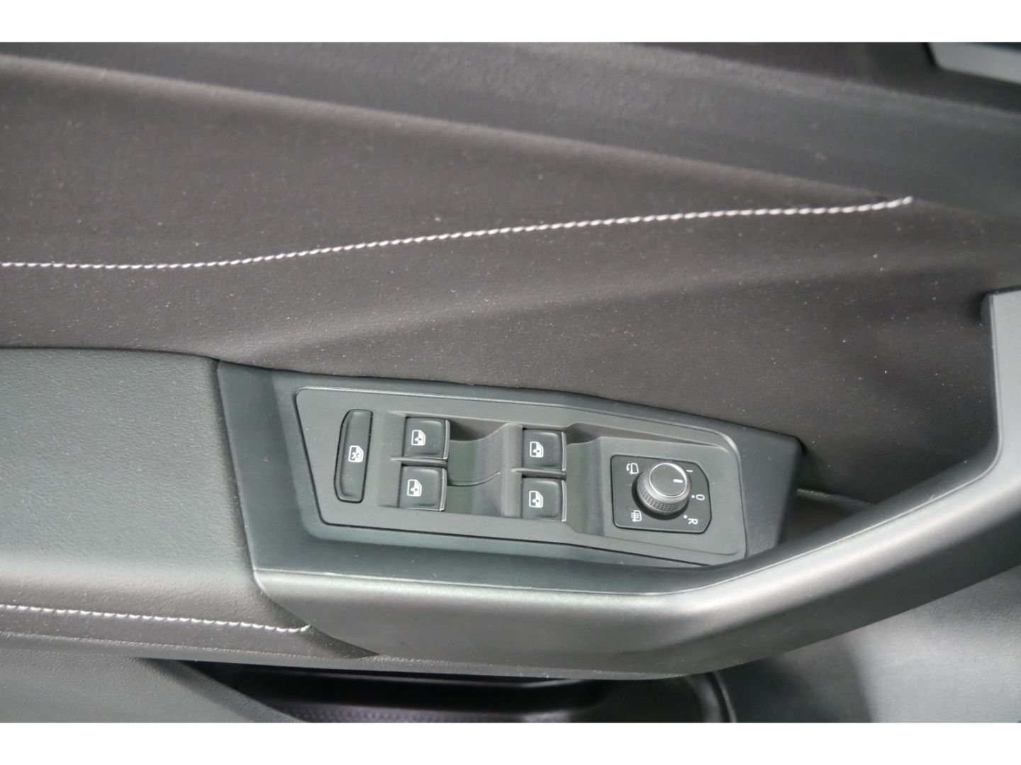 Volkswagen T-Roc Style 1.5 TSI - Samsaru's Car Outlet