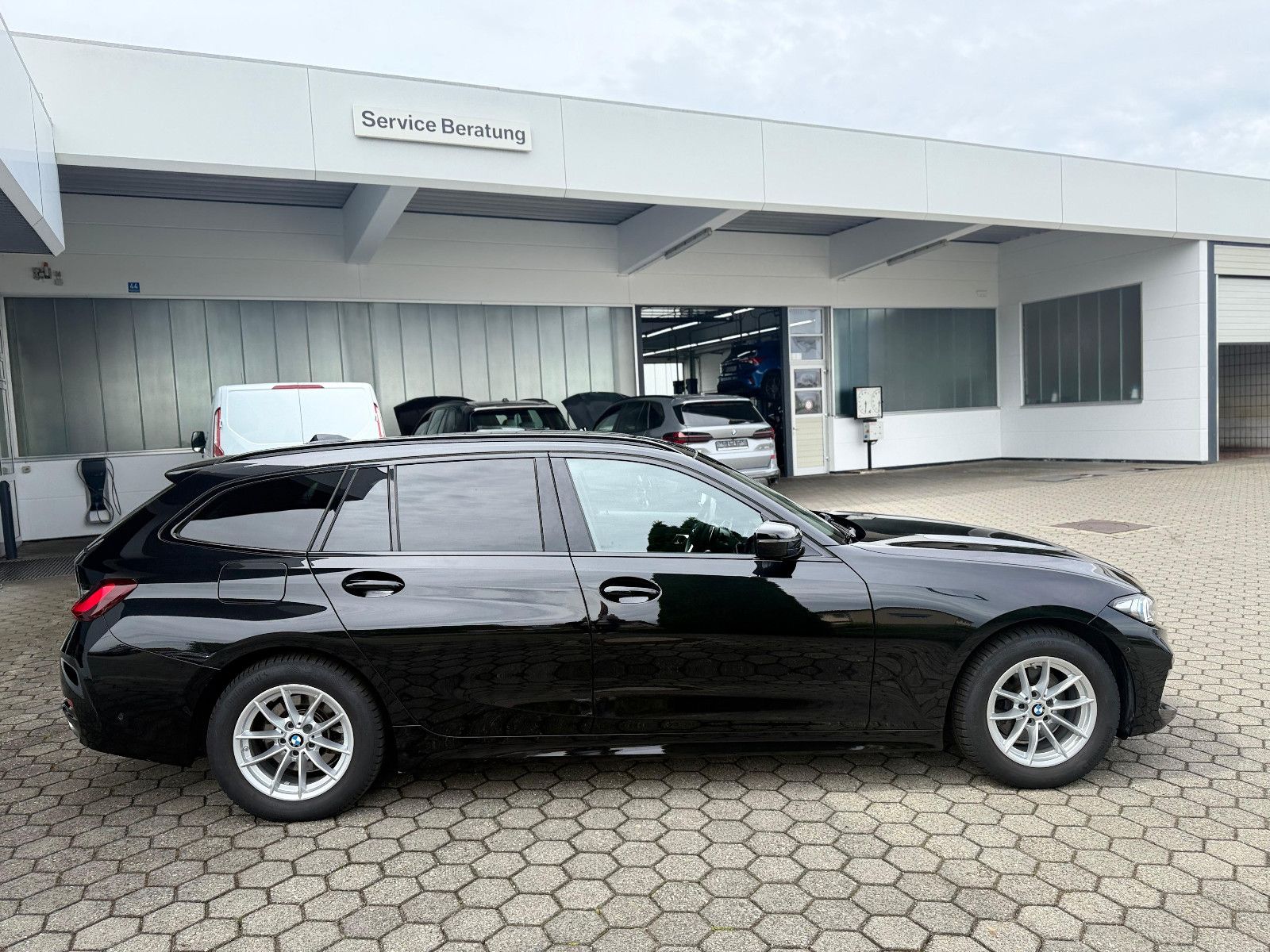 BMW 320d Touring - Samsaru's Car Outlet