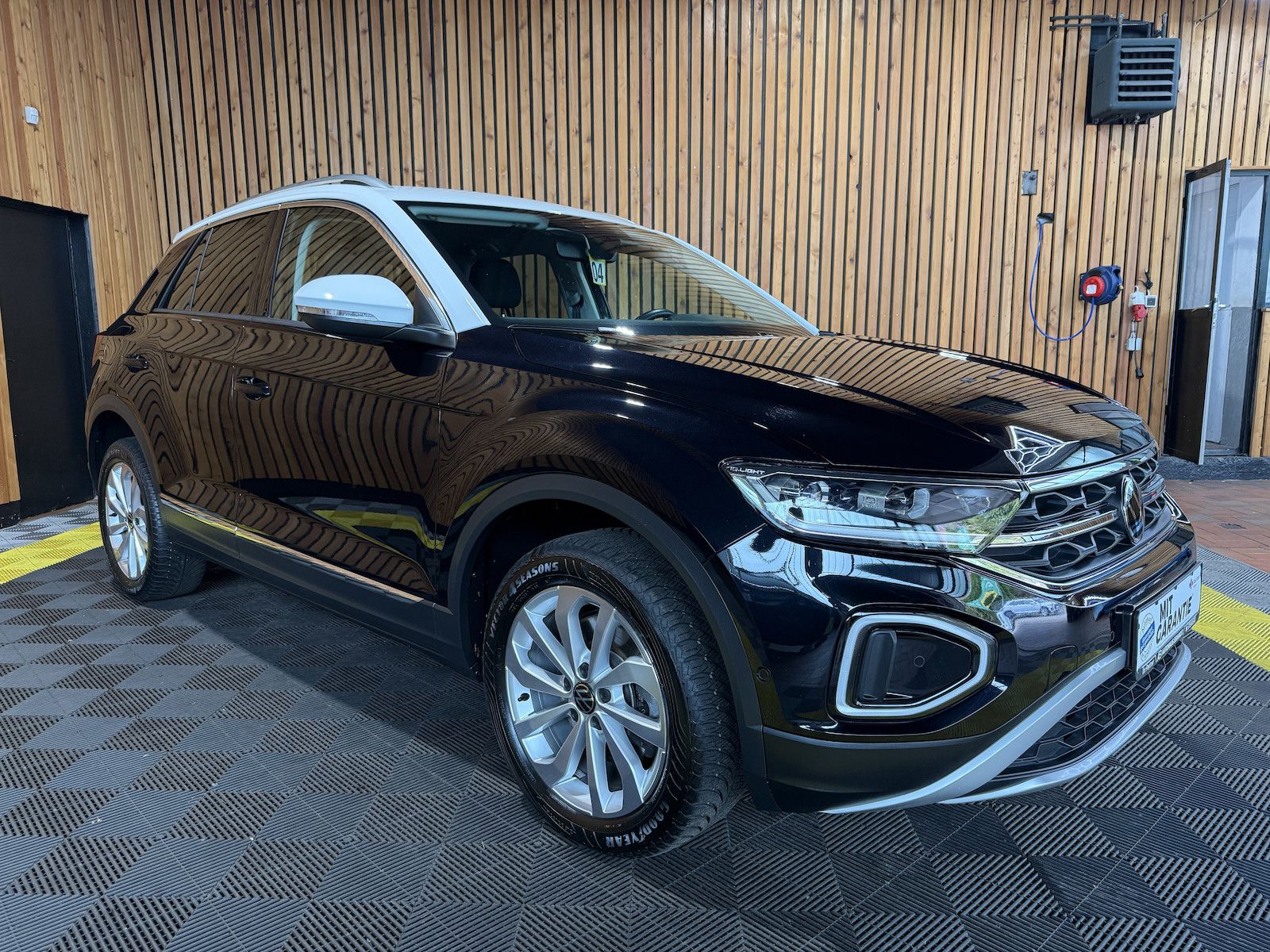 Volkswagen T-Roc 2.0 TDI Style - Samsaru's Car Outlet