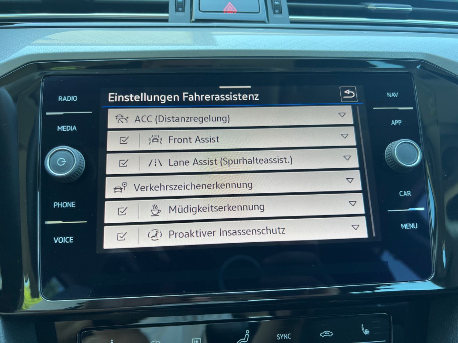 Volkswagen Passat 2.0 TDI - Samsaru's Car Outlet