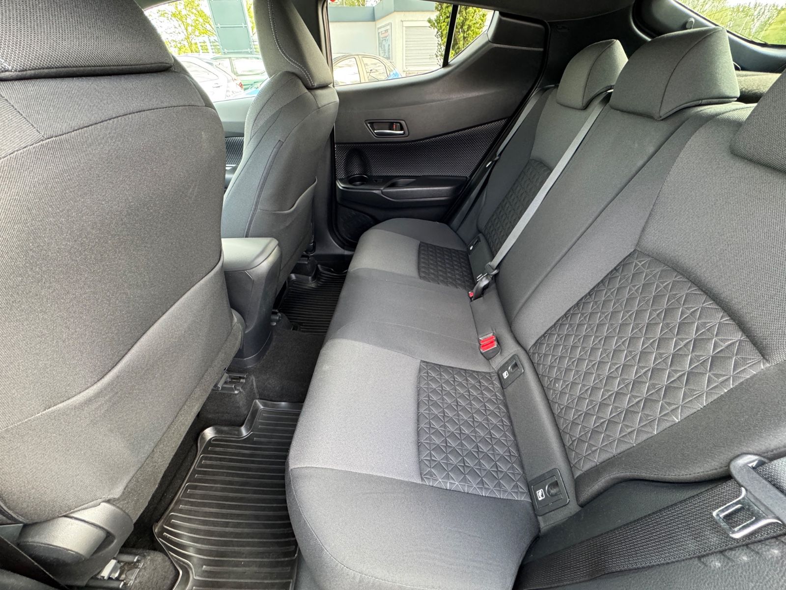 Toyota C-HR Hybrid Style - Samsaru's Car Outlet