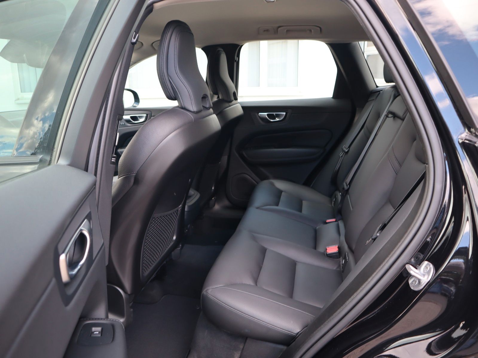 Volvo XC60 B4 Plus Dark AWD