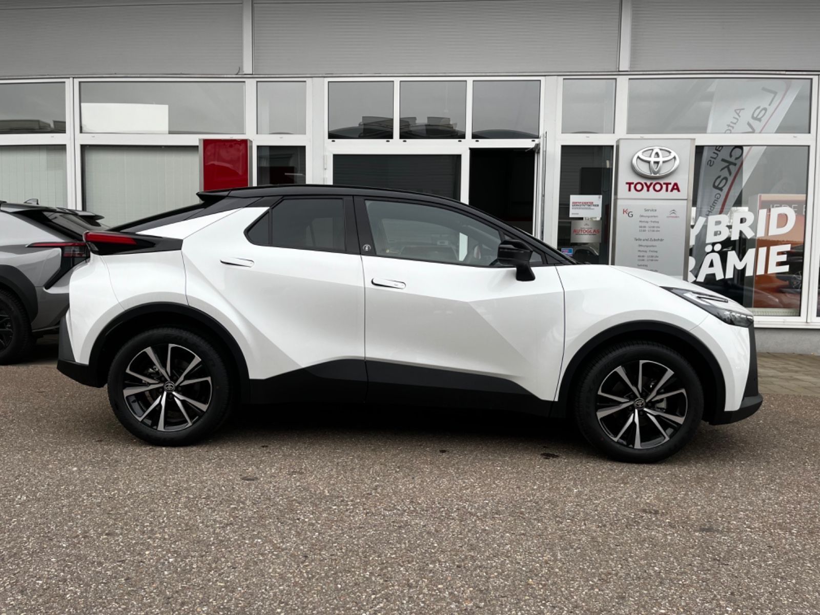 Toyota C-HR 1.8l Hybrid Team - Samsaru's Car Outlet