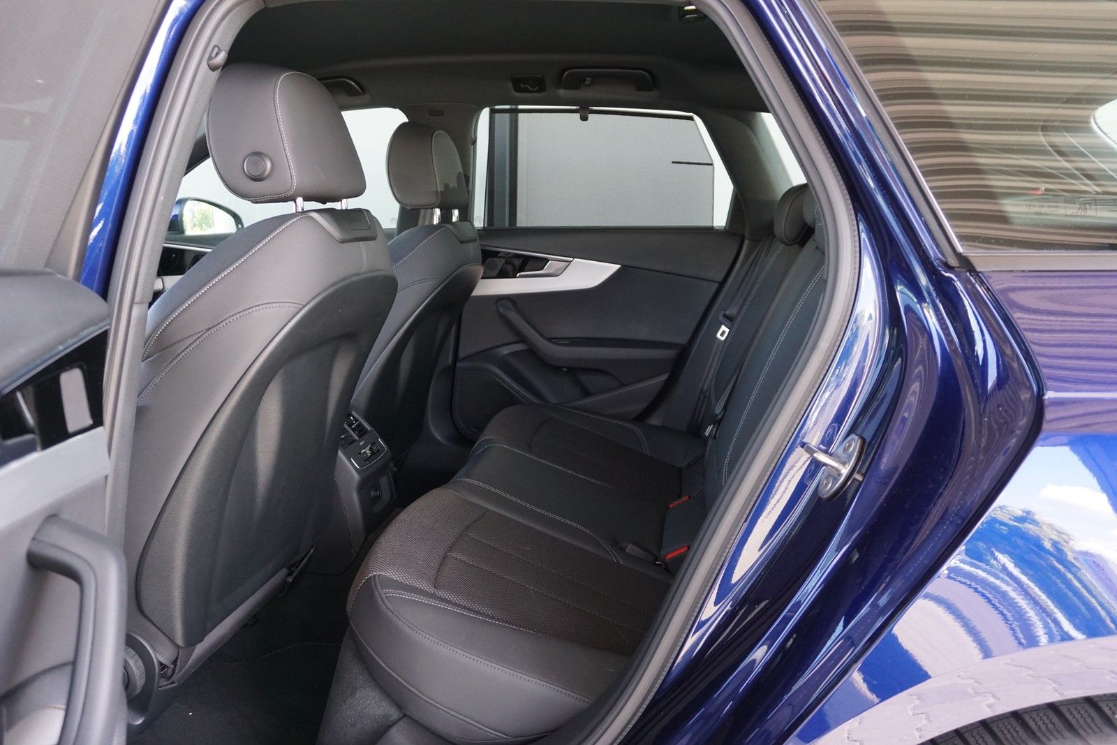 Audi A4 Avant 45 TFSI quattro advanced - Samsaru's Car Outlet
