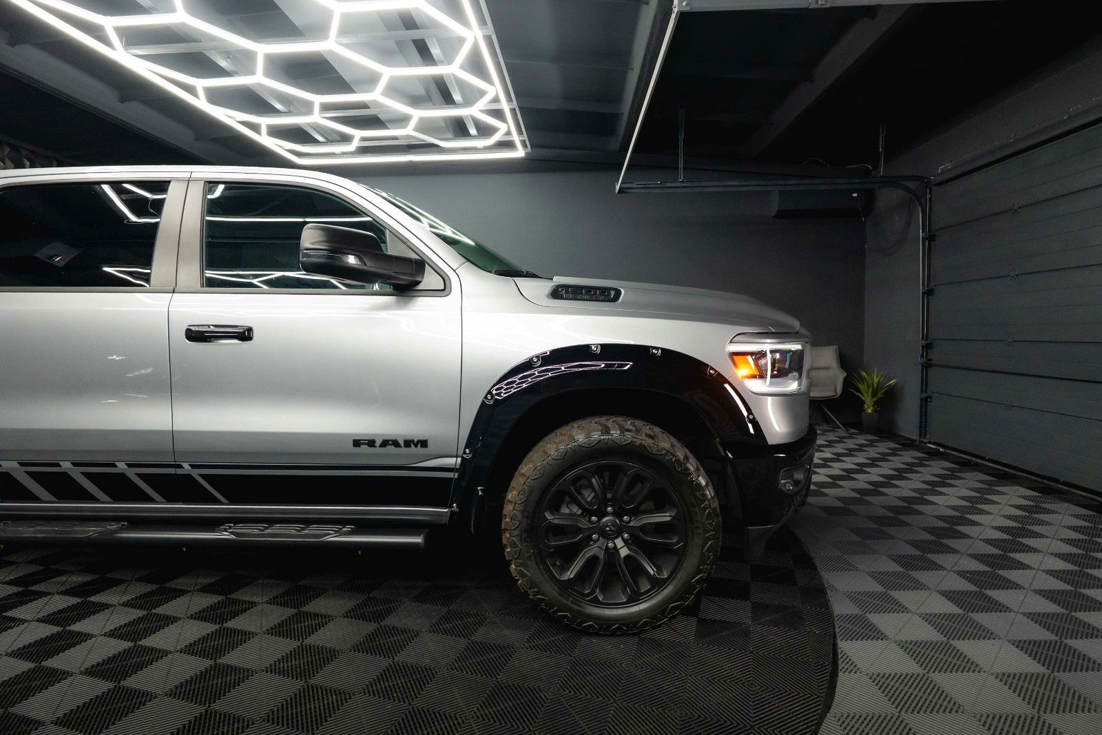 Dodge RAM 5.7 V8 HEMI 4x4 OFFROAD Night PUNISHER 19%