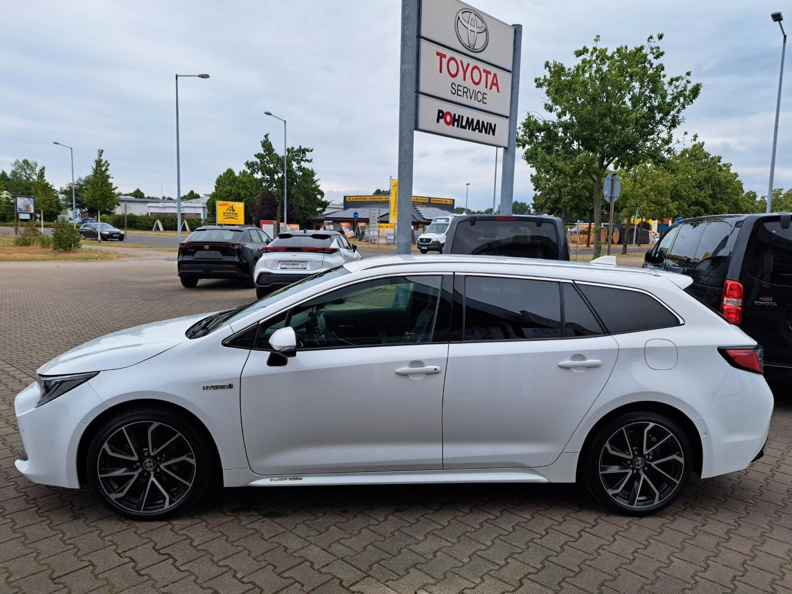Toyota Corolla Touring Sports Hybrid Lounge - Samsaru's Car Outlet