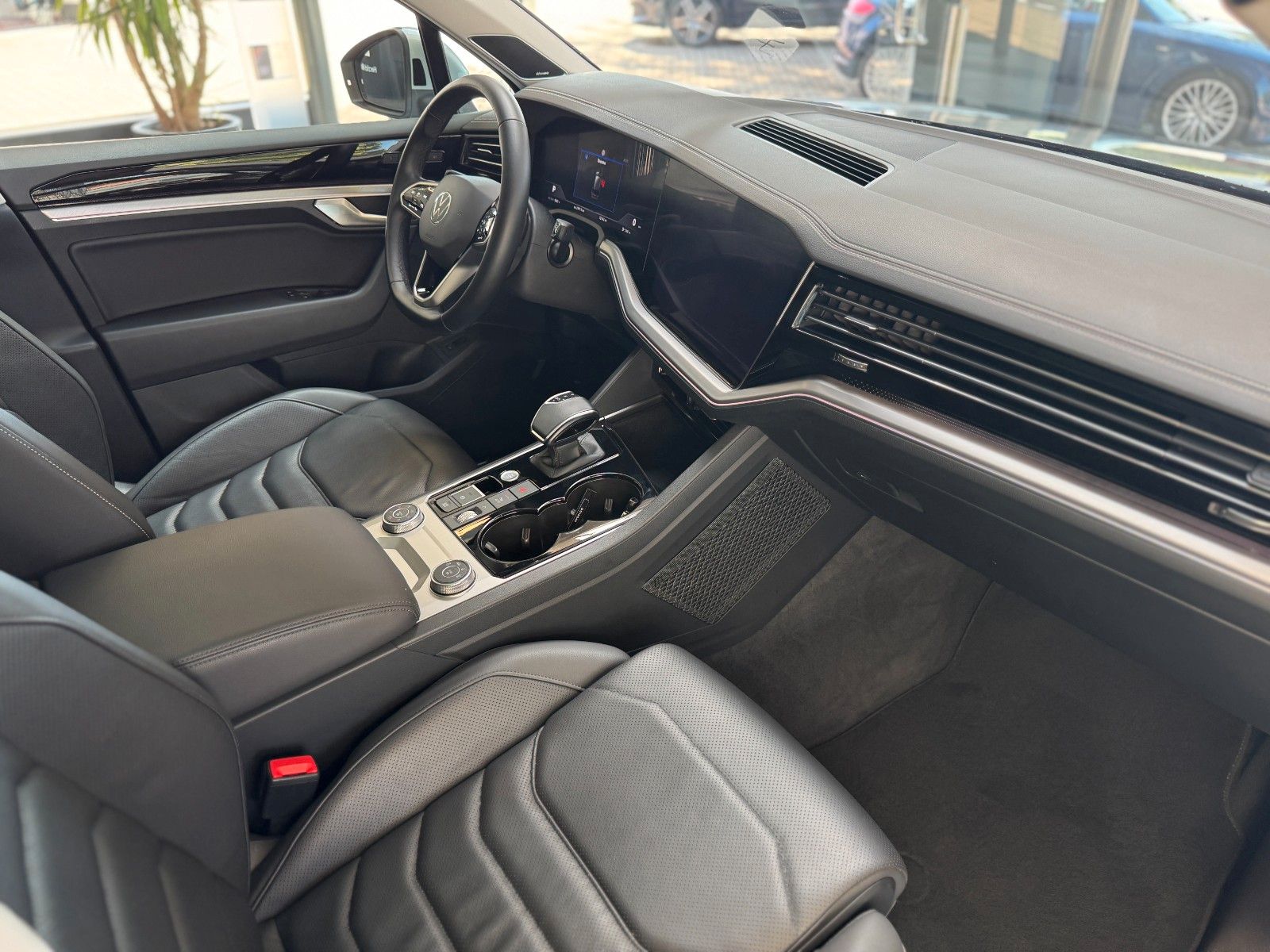 Volkswagen Touareg 3.0TDI Elegance 4Motion - Samsaru's Car Outlet