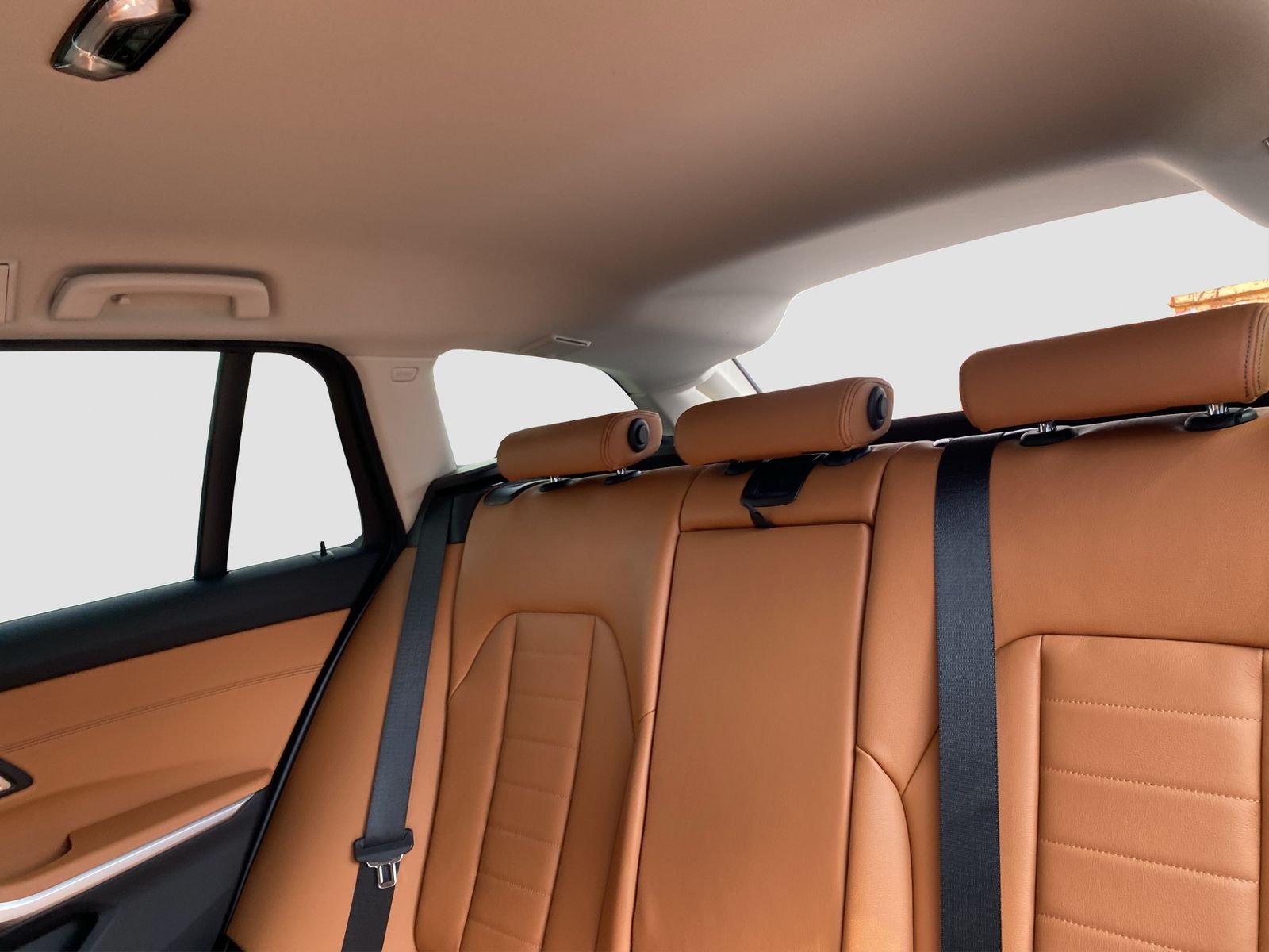 BMW 320i Touring Luxury Line - Samsaru's Car Outlet