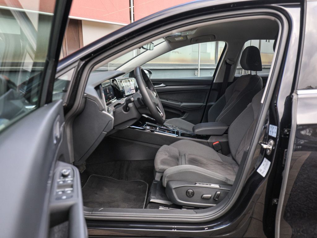 Volkswagen Golf VIII 1.5 e TSI Style DSG - Samsaru's Car Outlet