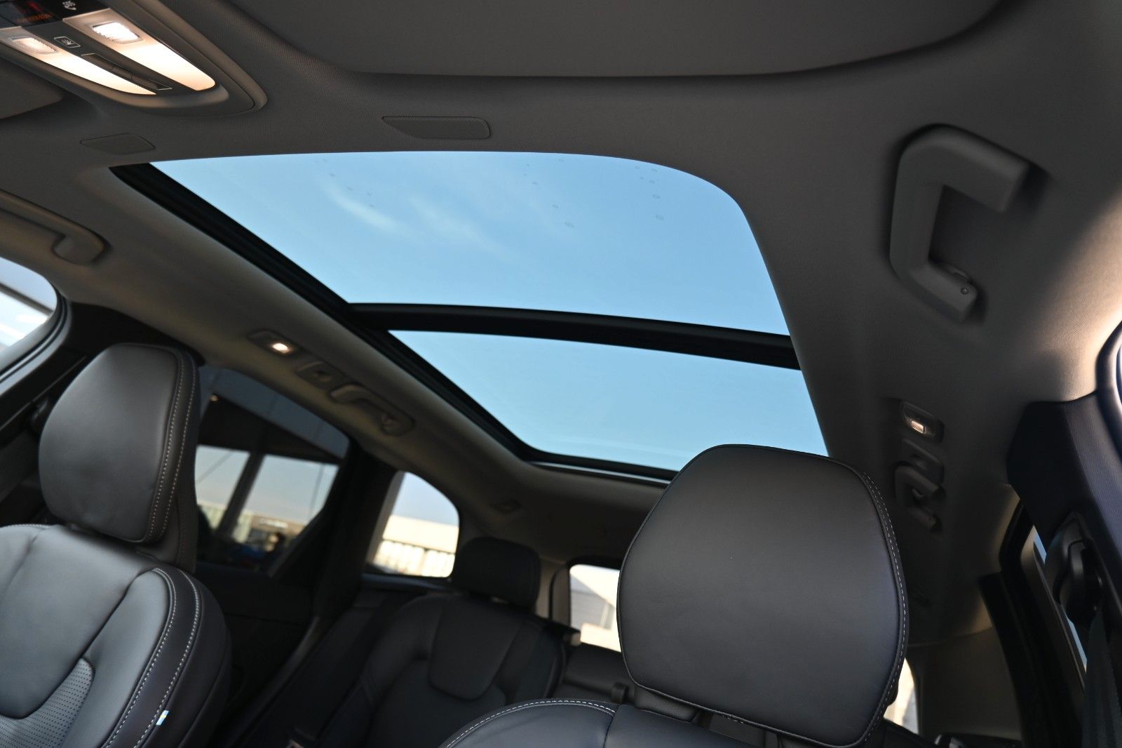 Volvo XC60 B5 AWD Ultra Dark*LUFT*360°*ACC*AHK