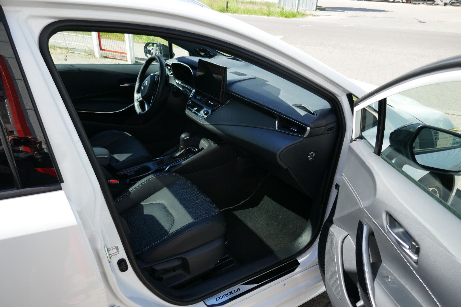 Toyota Corolla 2.0 Hybrid Lounge - Samsaru's Car Outlet