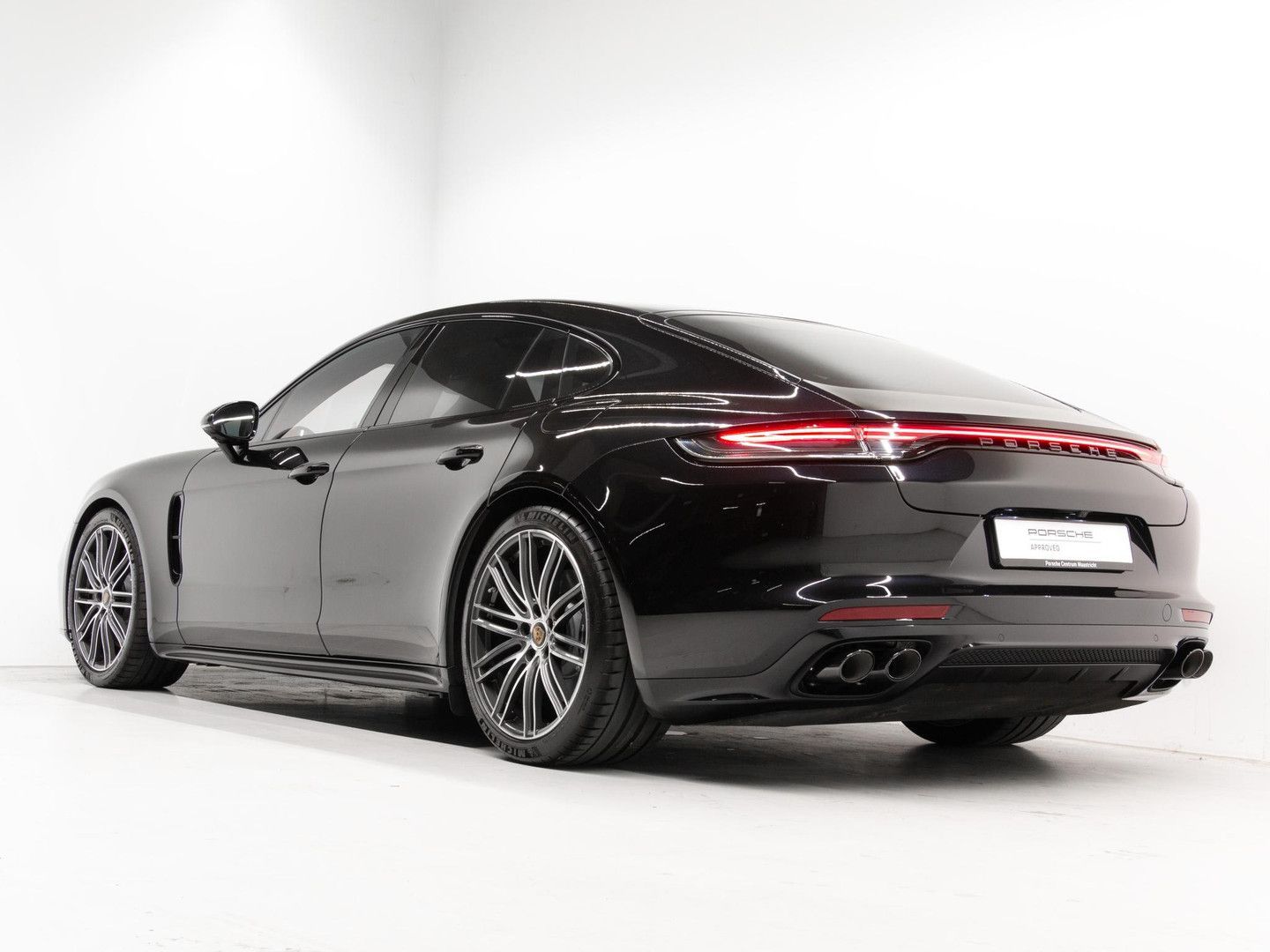 Porsche Panamera 4 E-Hybrid Platinum Edition