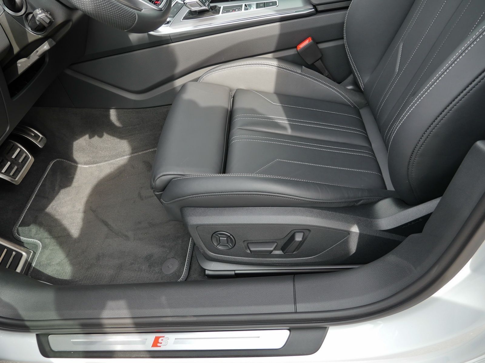 Audi A6 Avant 55 TFSI e qu. S line - Samsaru's Car Outlet