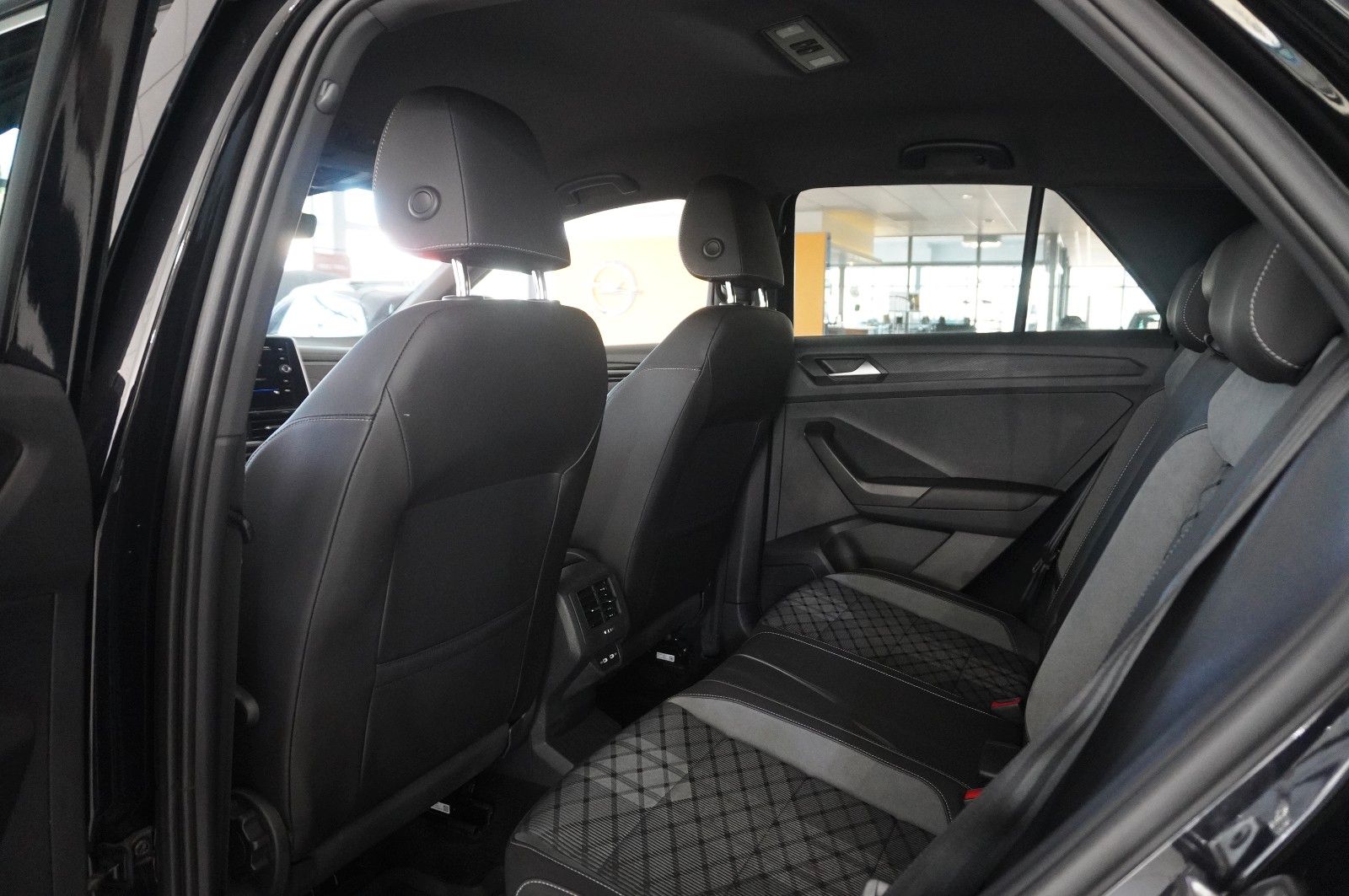 Volkswagen T-Roc 2.0D R-LINE 4MOTION - Samsaru's Car Outlet