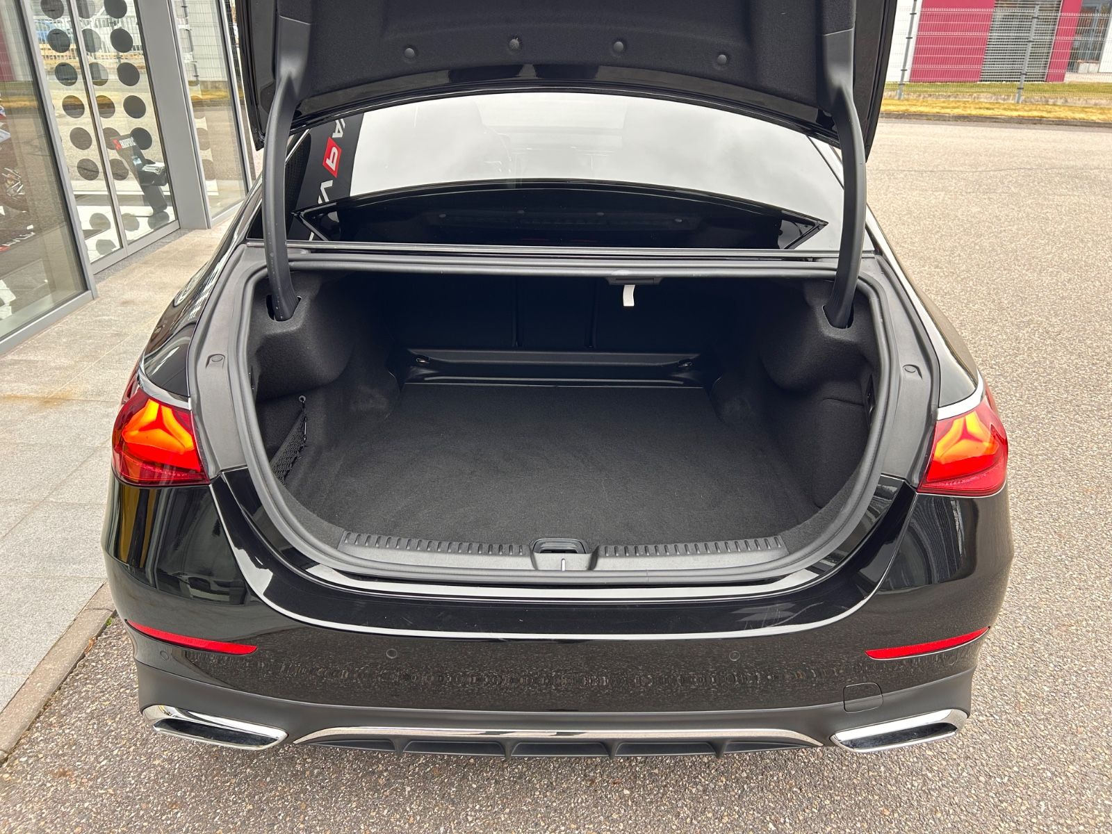 Mercedes-Benz E 220d 4Matic AMG - Samsaru's Car Outlet