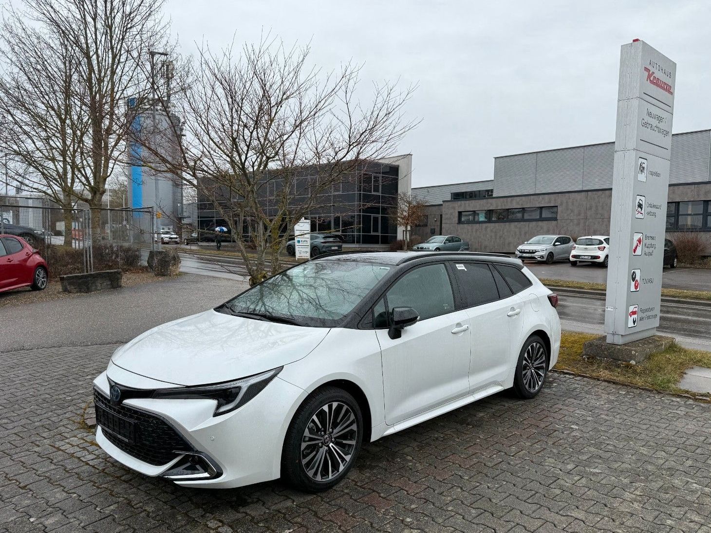 Toyota Corolla 1.8 TS Hybrid Black and White