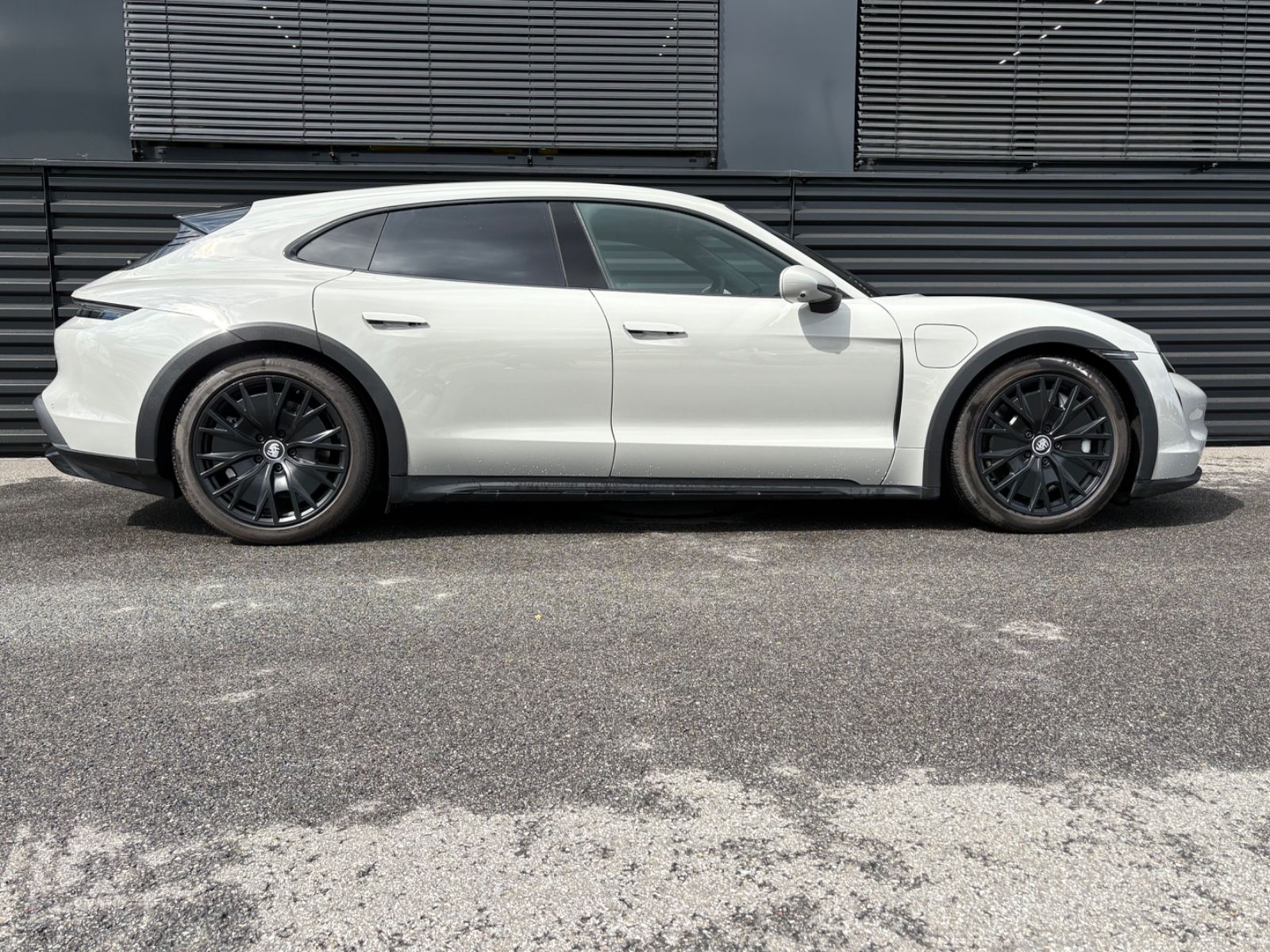 Porsche Taycan  Turbo  -Cross Turismo-1.HAND