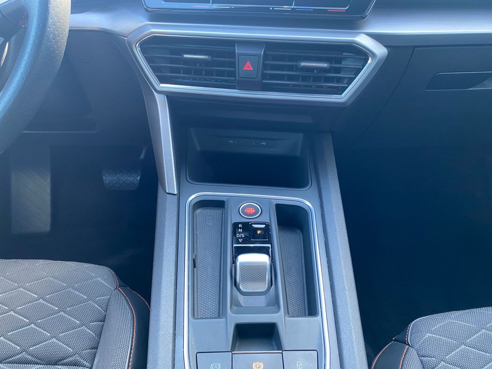 Seat Leon Sportstourer 1.5 eTSI FR DSG Navi LED