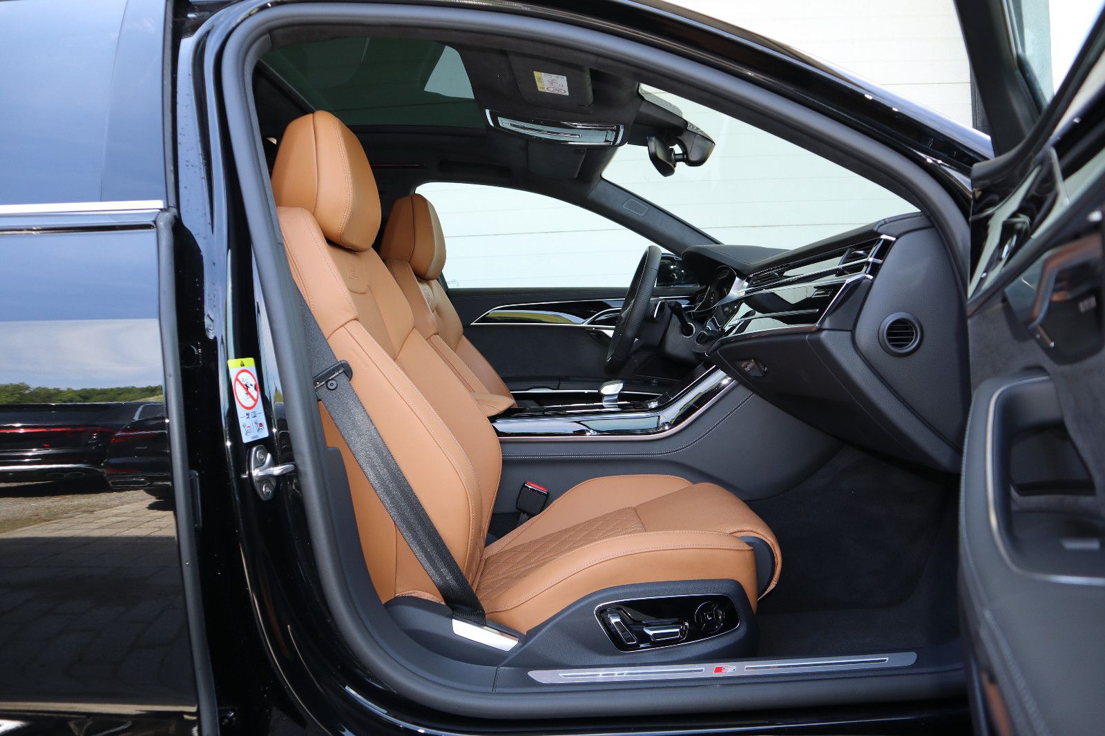Audi A8L 60 TFSIe lang S-Line - Samsaru's Car Outlet