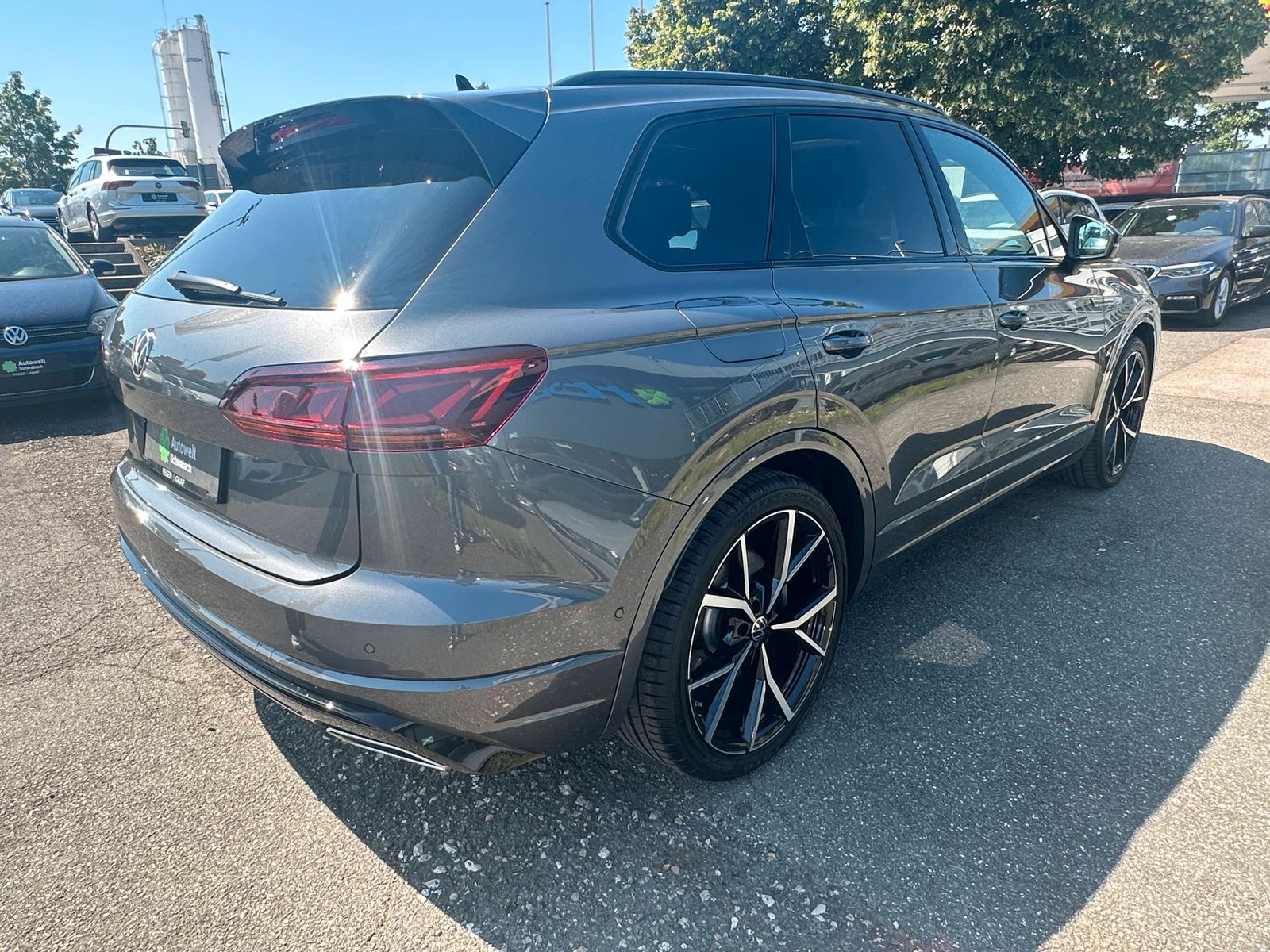 Volkswagen Touareg R-Line 3.0 TSI 4MOTION - Samsaru's Car Outlet