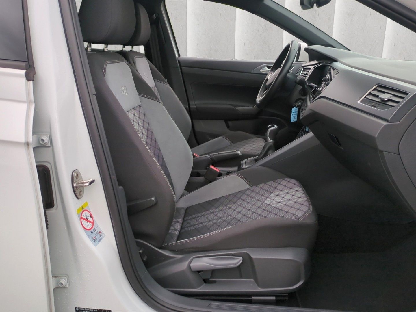 Volkswagen Taigo R-LINE 1.0TSI - Samsaru's Car Outlet