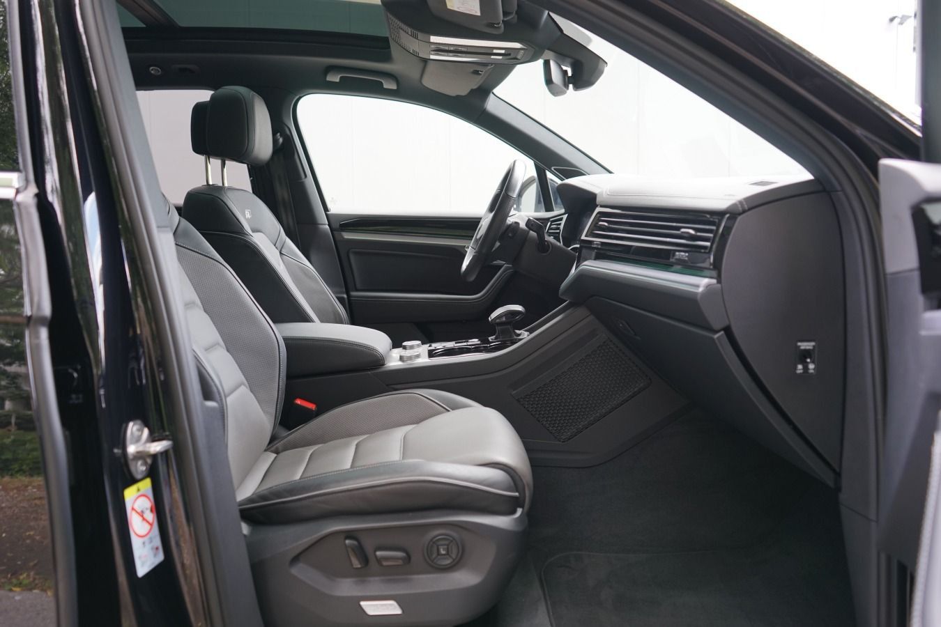 Volkswagen Touareg 4.0 V8 TDI R-Line - Samsaru's Car Outlet