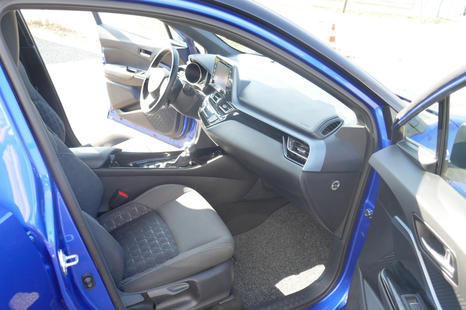 Toyota C-HR 2.0l Hybrid Team - Samsaru's Car Outlet