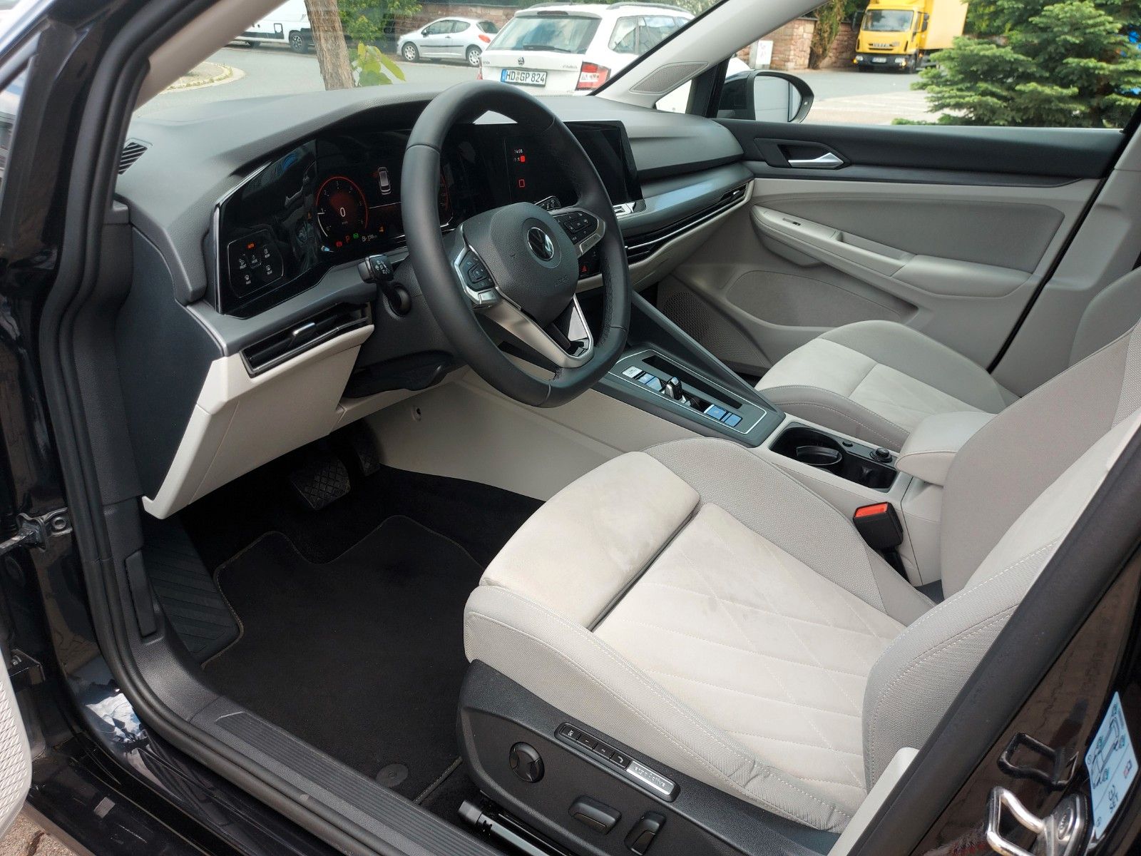 Volkswagen Golf VIII Variant 2.0 TDI Style - Samsaru's Car Outlet
