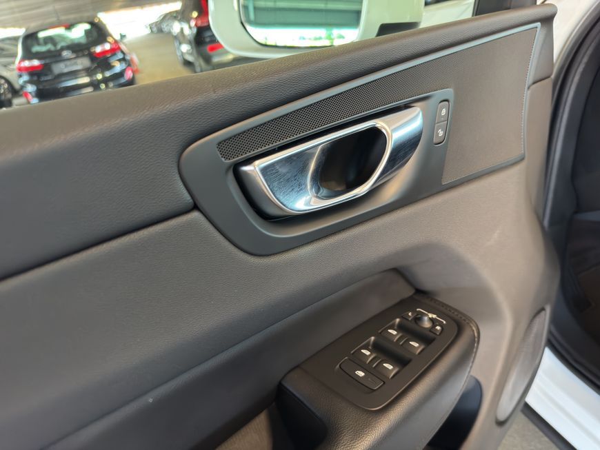 Volvo XC60 B5 D AWD Momentum Pro - Samsaru's Car Outlet
