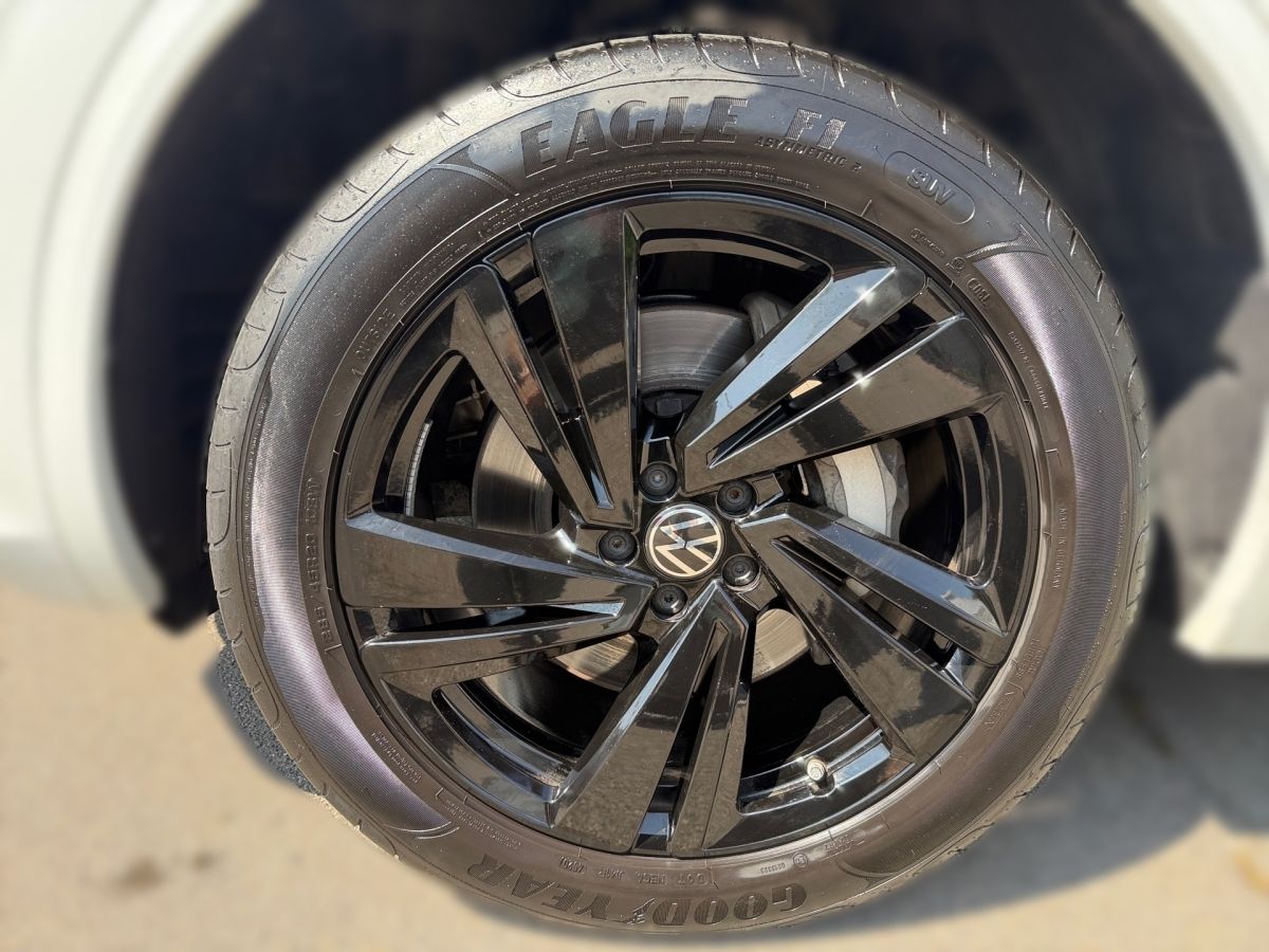 Volkswagen Touareg R-LINE Black Style - Samsaru's Car Outlet