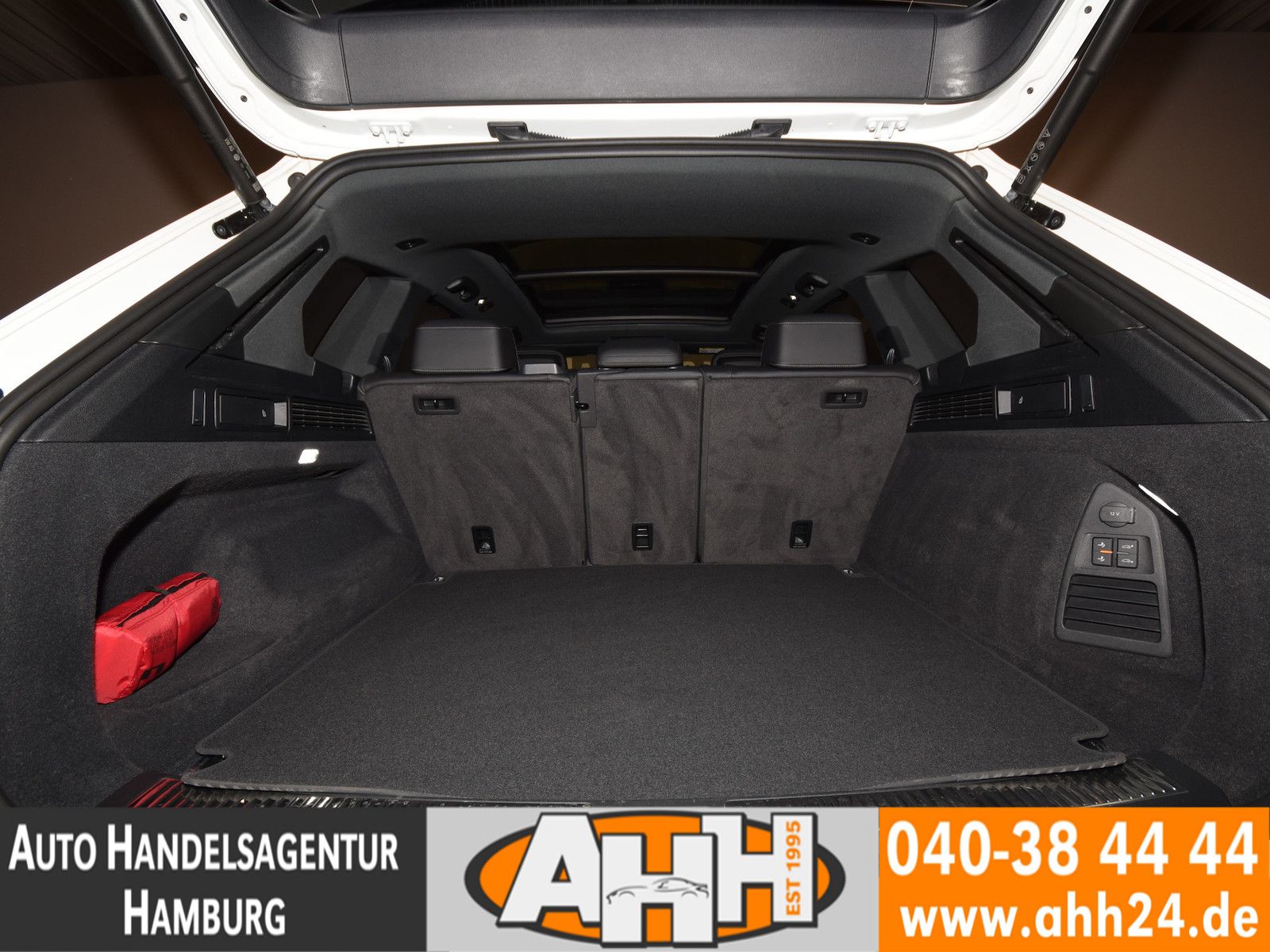 Volkswagen Touareg 3.0 TSI 4M R-LINE - Samsaru's Car Outlet