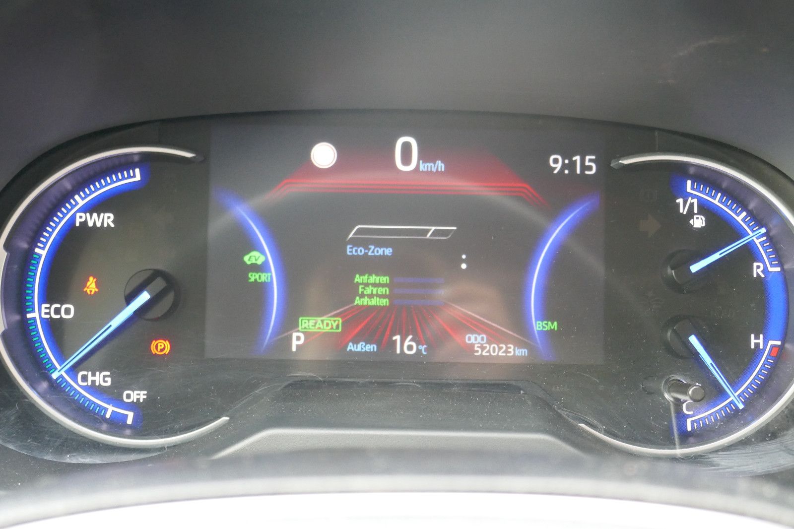 Toyota RAV 4 Hybrid Lounge Allrad - Samsaru's Car Outlet