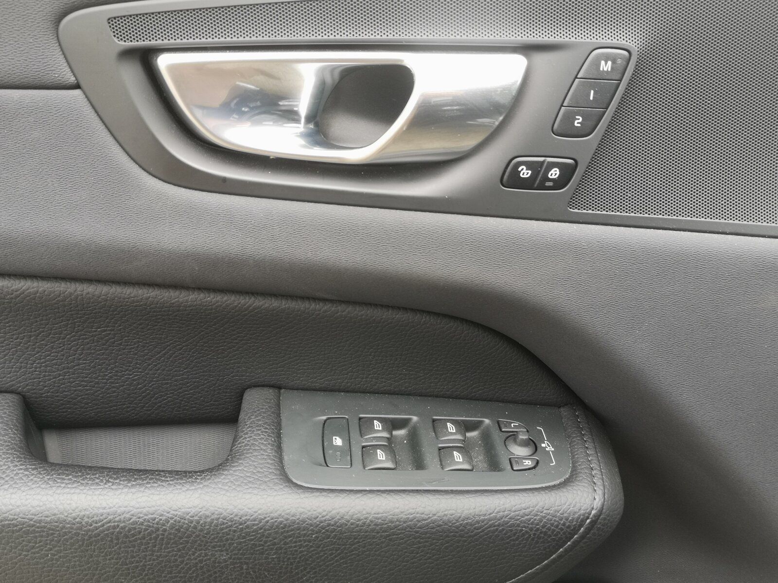 Volvo XC60 Recharge T6 Inscription - Samsaru's Car Outlet