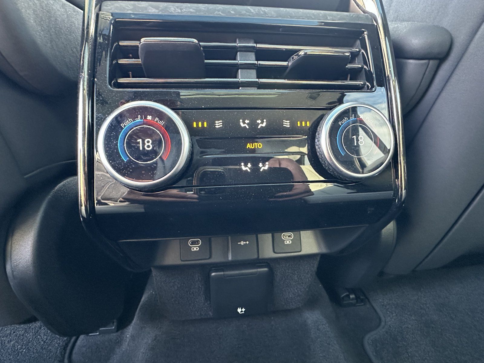 Range Rover Sport P530 4.4 V8 First Edition - Samsaru's Car Outlet