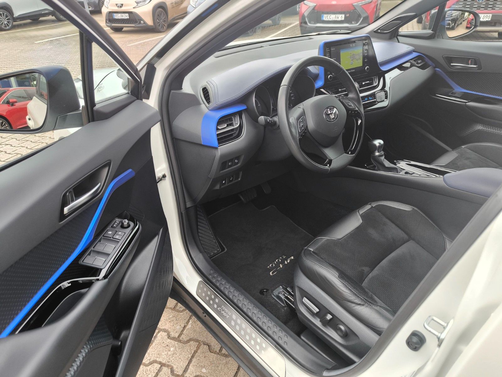 Toyota C-HR Hybrid Style - Samsaru's Car Outlet