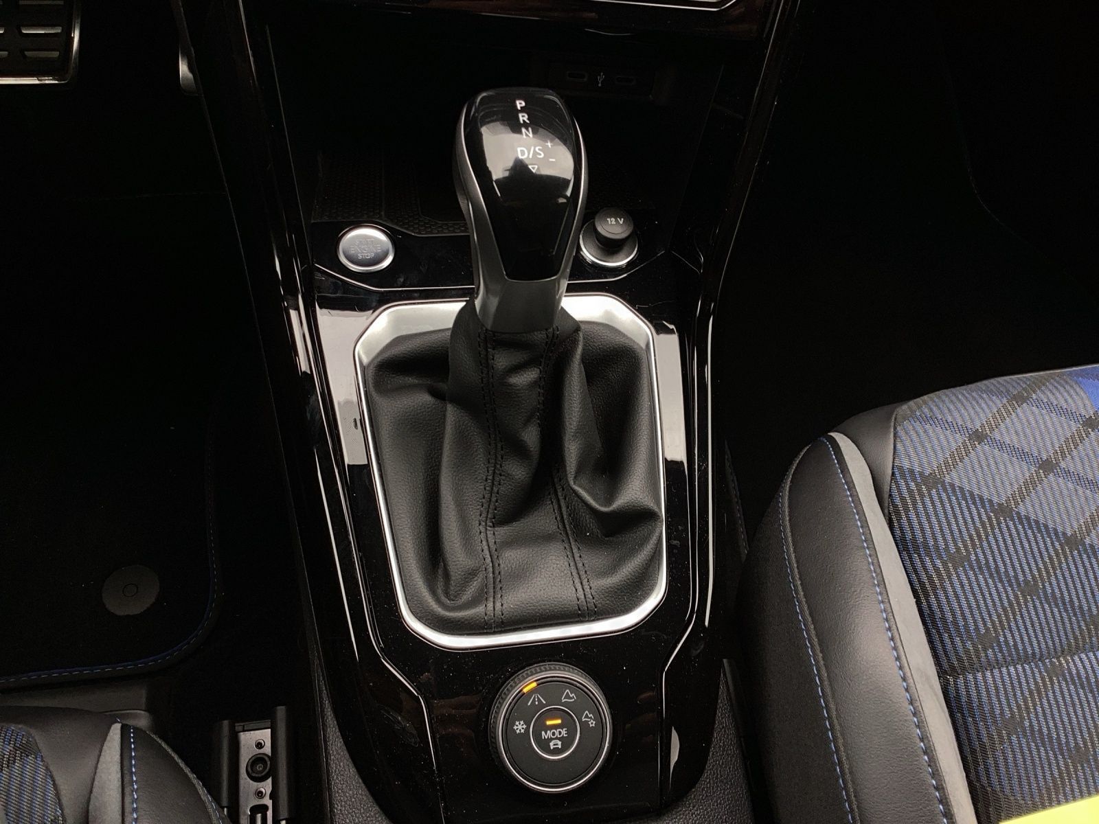 Volkswagen T-Roc R BLACK STYLE - Samsaru's Car Outlet