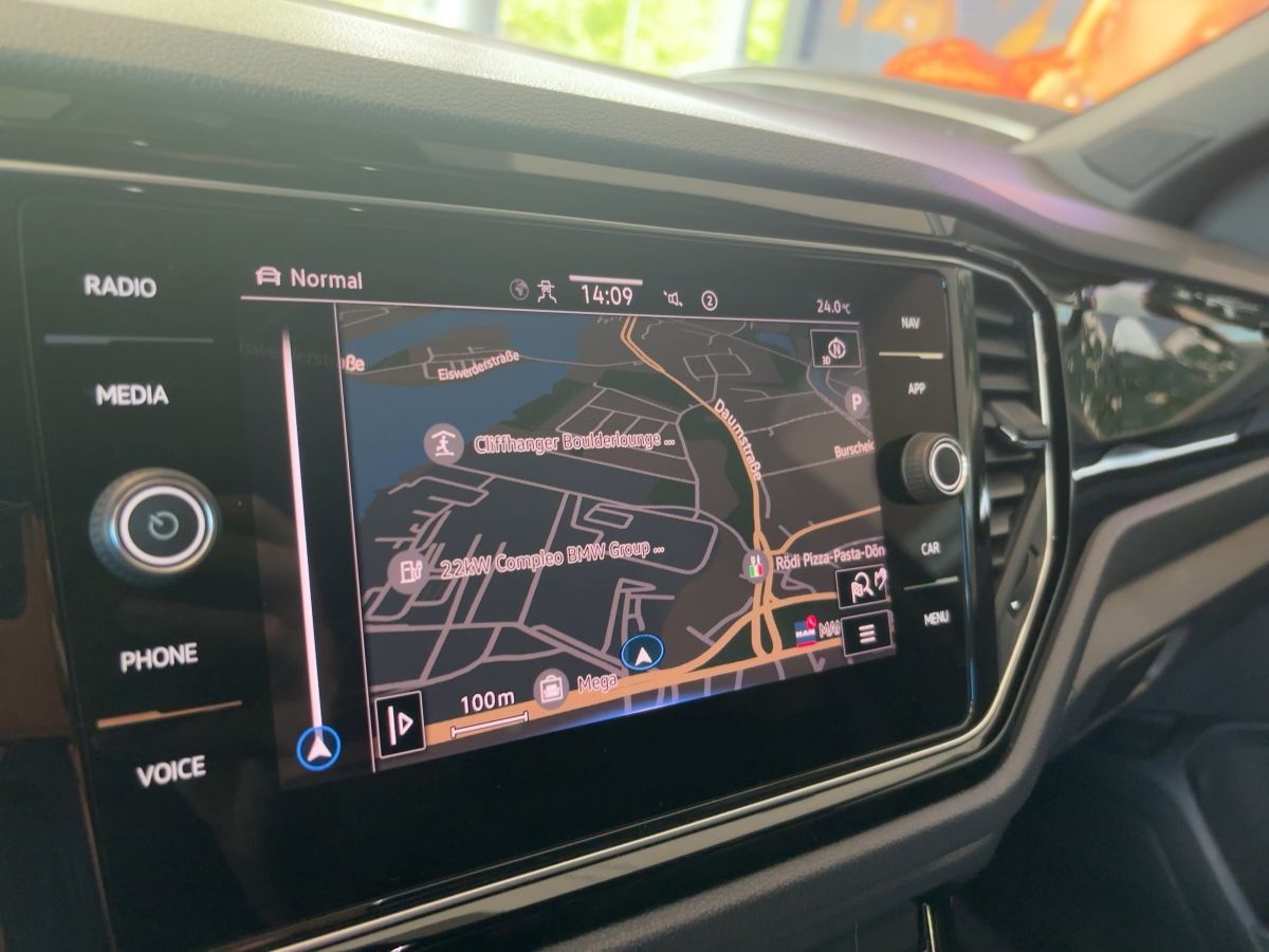 Volkswagen T-Roc 1.5 TSI Sport - Samsaru's Car Outlet